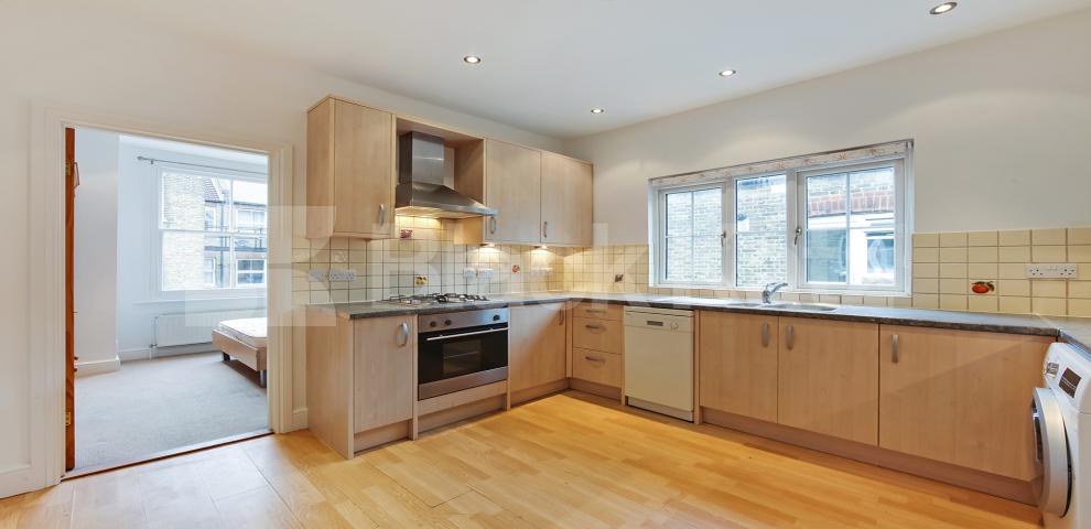 			LET , 2 Bedroom, 1 bath, 1 reception Maisonette			 Venetian Road, Denmark Hill/Camberwell